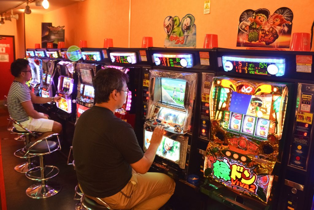 When is the right time to play a slot machine at the casino?